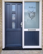 Raamfolie voordeur sierlijke kat met tekst welkom